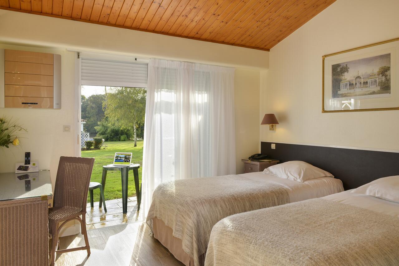 Logis Hotel Val De Vienne Le Vigeant Kültér fotó