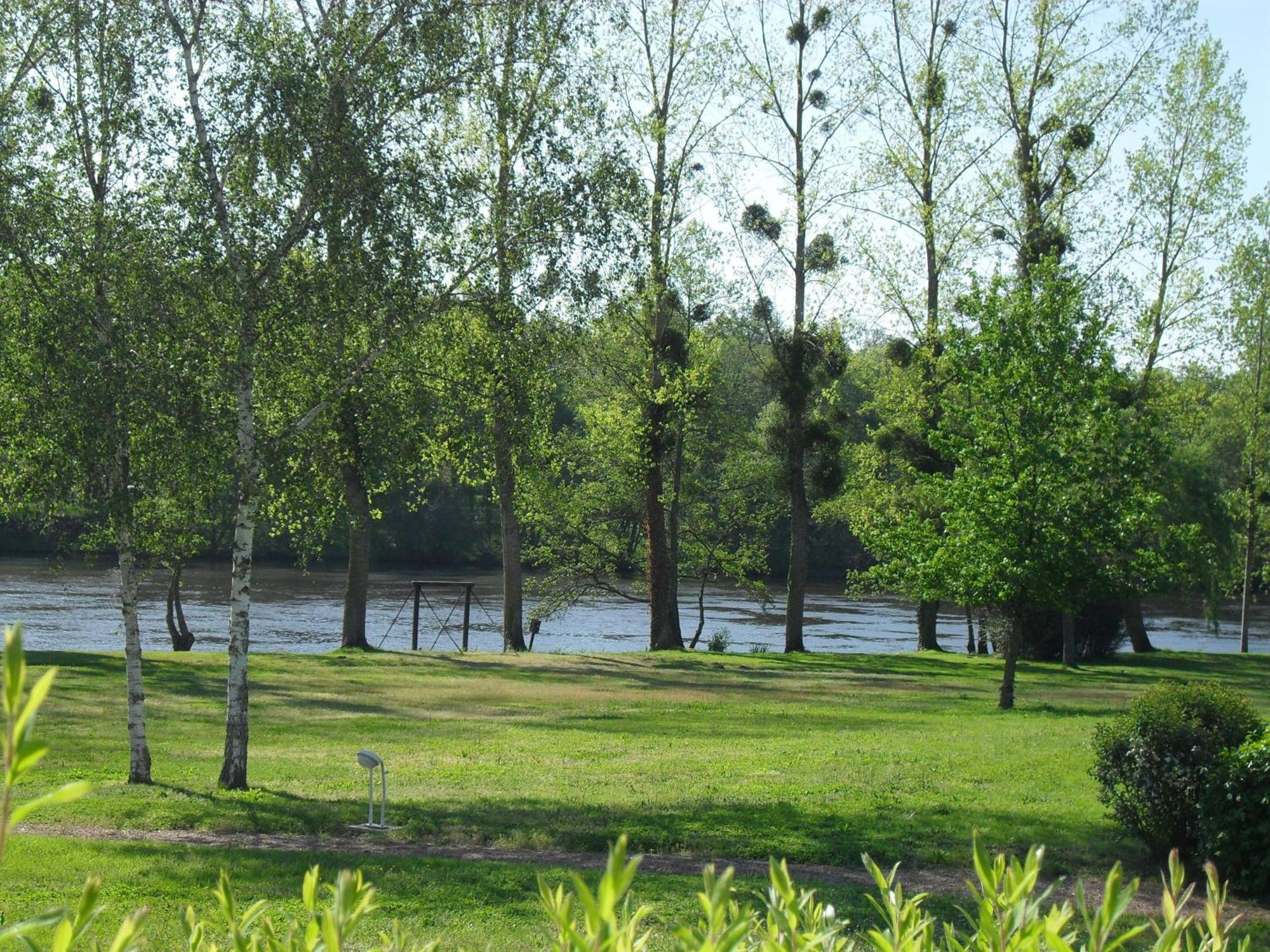 Logis Hotel Val De Vienne Le Vigeant Kültér fotó