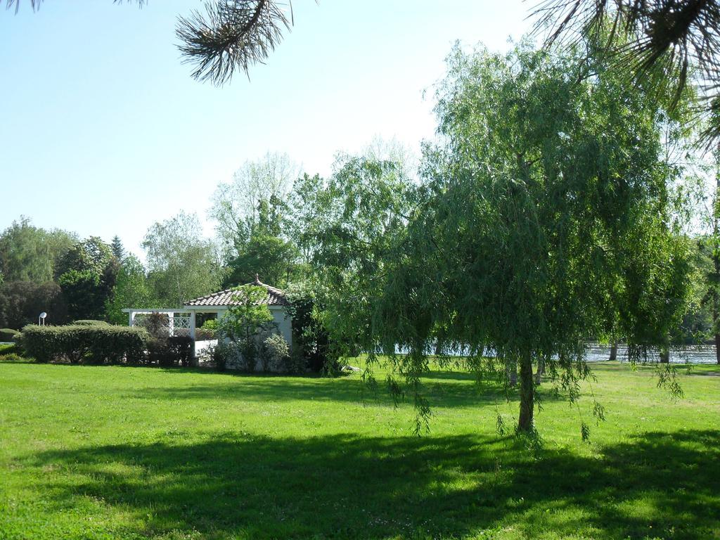 Logis Hotel Val De Vienne Le Vigeant Kültér fotó