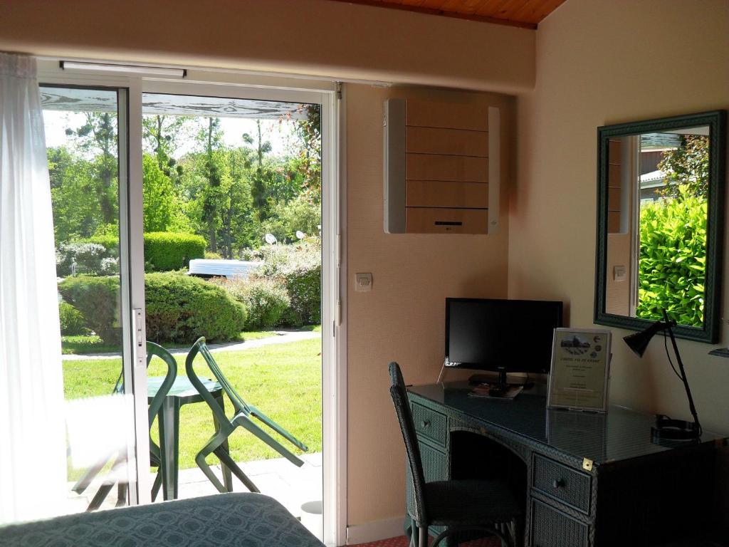 Logis Hotel Val De Vienne Le Vigeant Kültér fotó