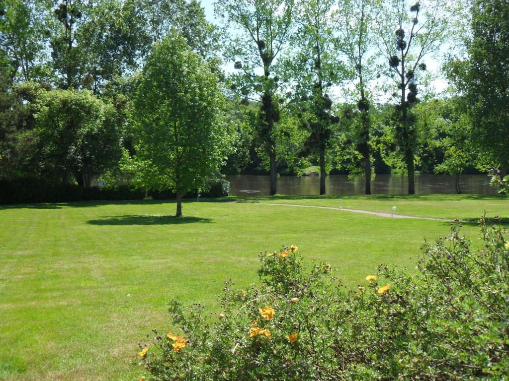 Logis Hotel Val De Vienne Le Vigeant Kültér fotó