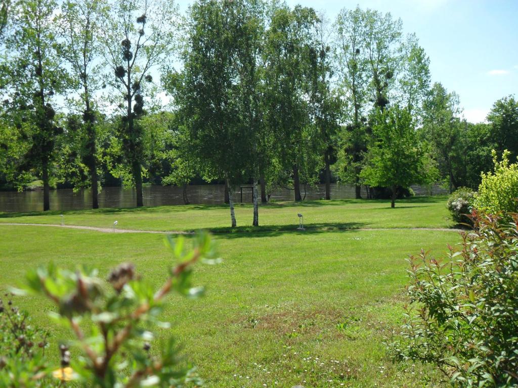 Logis Hotel Val De Vienne Le Vigeant Kültér fotó